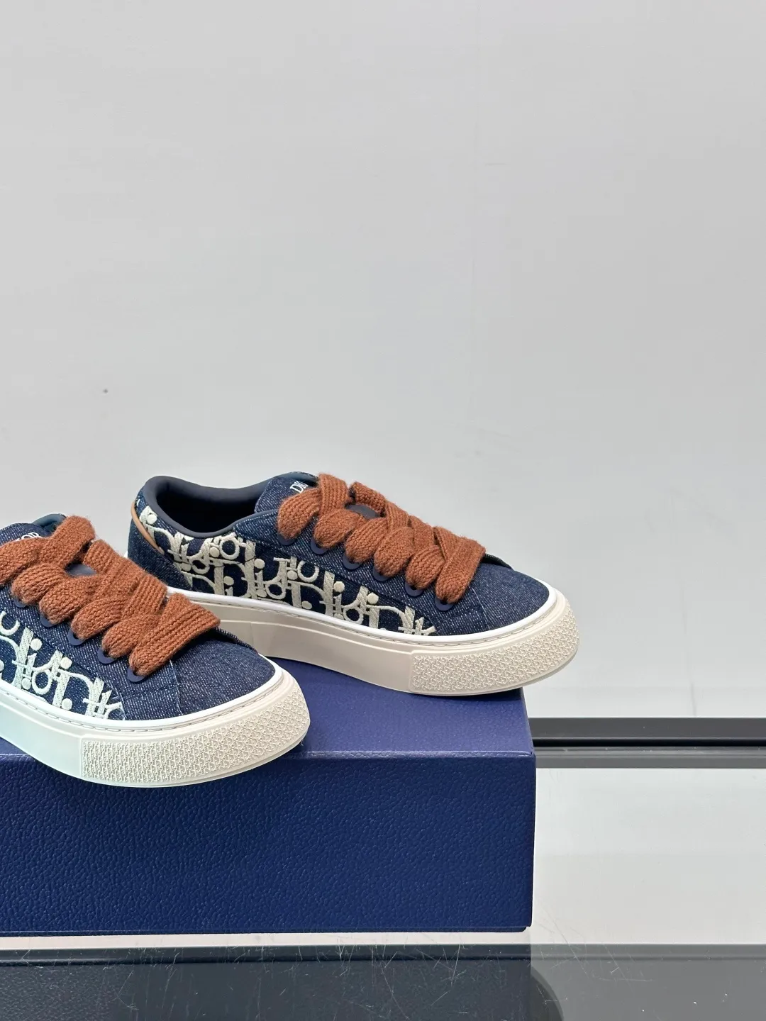 Men's men's shoes 💰p440 "Dio～r" 🆕This B33 sneaker is a new interpretation of the classic tennis shoe, with a fashionable silhouette that highlights a heavy texture. Crafted from cow leather with Oblique print, it's unique with a padded tongue embellished with the Dior signature, wide mohair laces and tonal brass eyelets with a matte finish. Rubber sole with Oblique print effect, enhanced by a contrasting Dior 30 Avenue Montaigne signature on the rear. It adds a stylish touch to a casual look.  Size: 38-44 (45 customized)